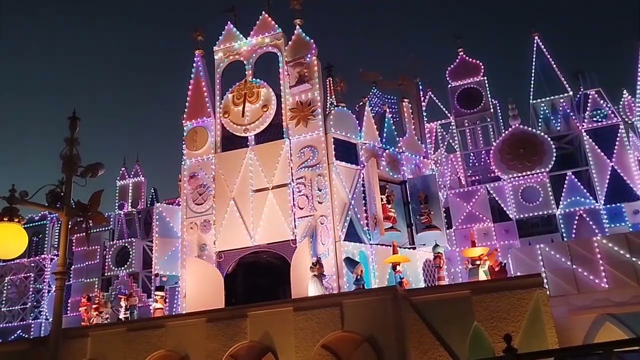 香港迪士尼(23-12-2025)小小世界時鐘報時[18:15]