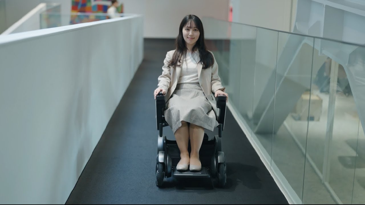 WHILLがあるちょっと先のあたりまえ。「共創空間」の形 - YouTube