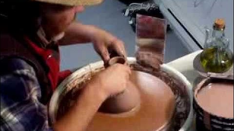 SIMON LEACH POTTERY TV - A flamenco style olive oil bottle - feb 17