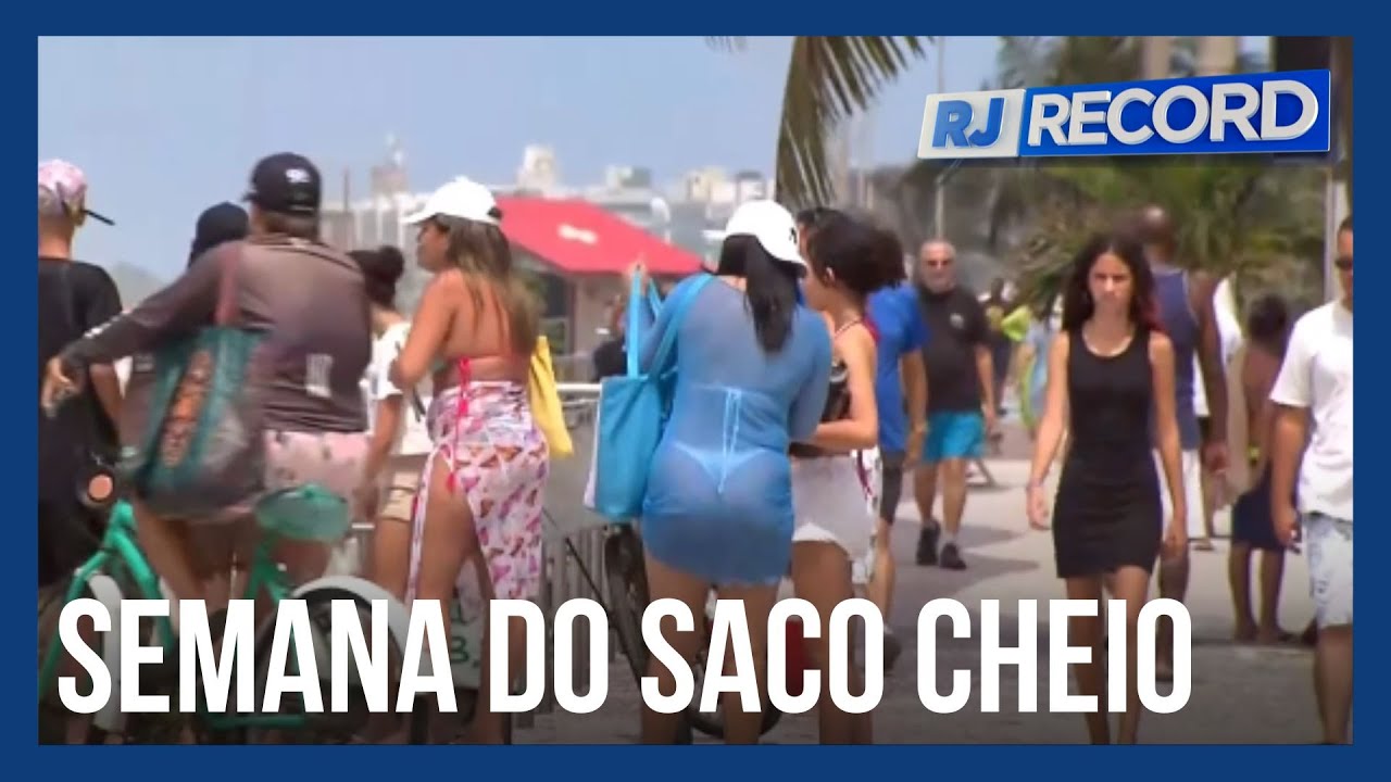Turistas aproveitam o dia de sol para curtir a praia na semana do saco ...