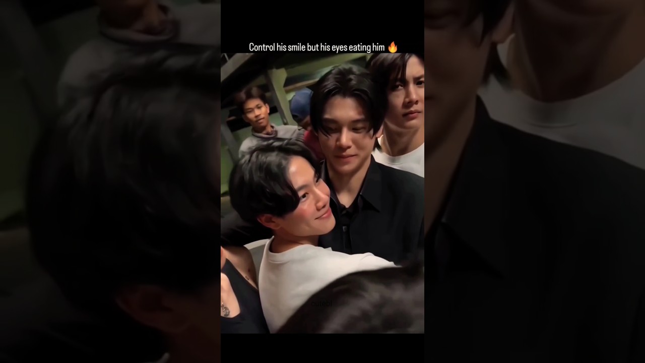 His " i love him " eyes mood everytime he looks at War this look never change throughout the years🤤