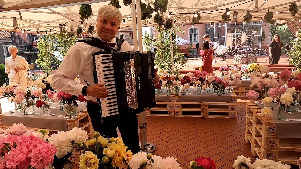 Dzied un spēlē  Kaspars Gulbis. 