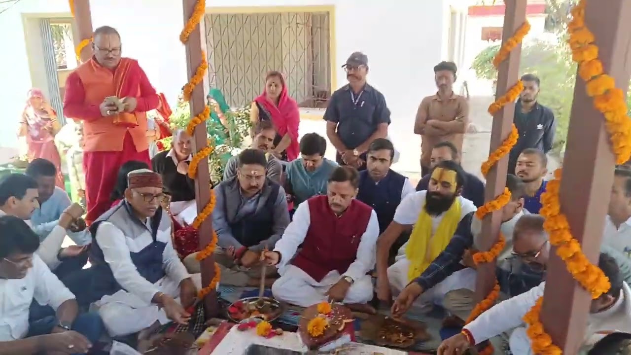 मध्यप्रदेश शासन के विंध्य के नायक उपमुख्यमंत्री श्री राजेंद्र शुक्ला ने किया शिव मंदिर में पूजन हवन।