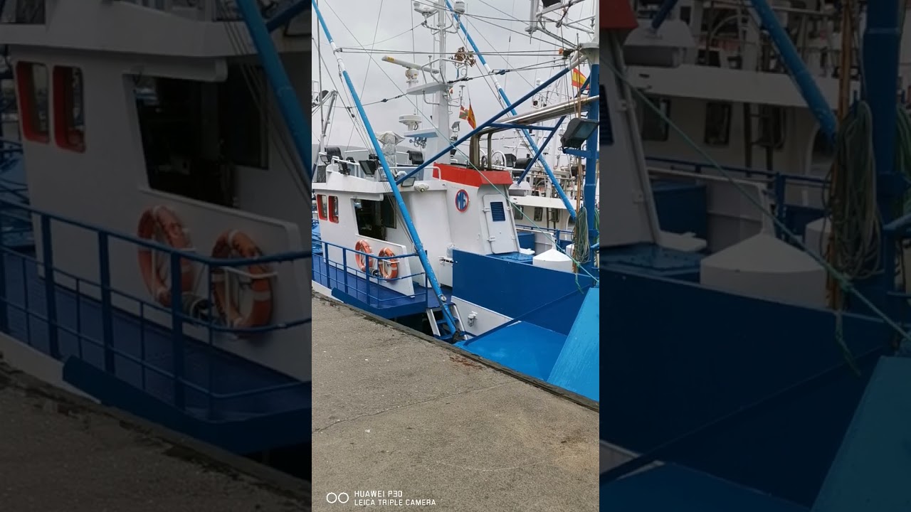 Dos barcos de bajura de Bermeo con el motor arrancado