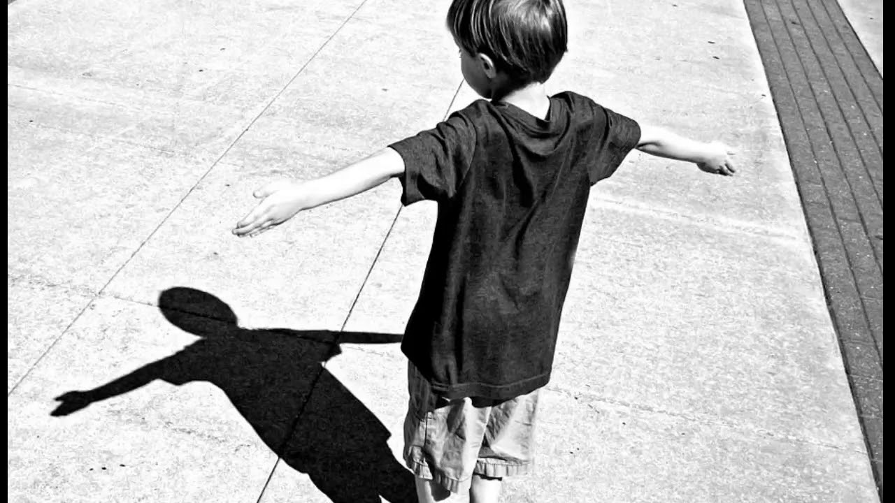 Наводить тень. Мальчик и его тень. Мальчик и его тень картинки. Мальчик четырёх лет и несколько его теней. Дети дошкольник тени без фона.