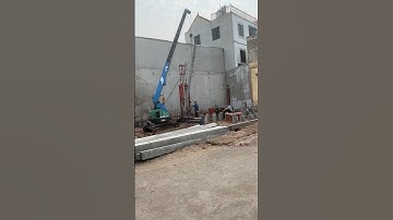 Xe cẩu hỗ trợ ép cọc bê tông xây nhà