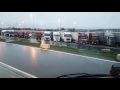 Parcarea pe dreapta și pe stânga între camioane!