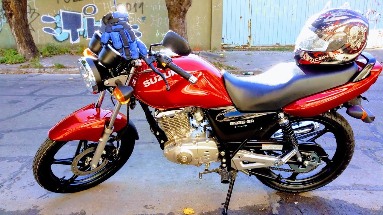 Rodando la  Pequeña ( Suzuki En 125 2a) características , detalles , opinión
