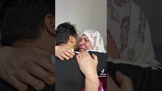 فيديو مؤثر جدا فاجئ والدته برجوعه من السعودية كان مستخبى في غرفة أخوه كإنه واحد صاحبه وطلع ع الفطار