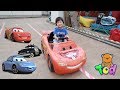 蝙蝠俠開閃電麥坤玩具車！迪士尼汽車總動員 Batman Driving Lightning McQueen Disney Cars  | 小陶德沛莉 玩具開箱