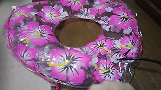 自宅でハイビスカス柄のハート型の浮き輪を膨らましてみた