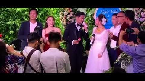 Vợ chồng Quý Bình - Ngọc Tiền hát tặng nhau trong đám cưới ở quê Hóc Môn