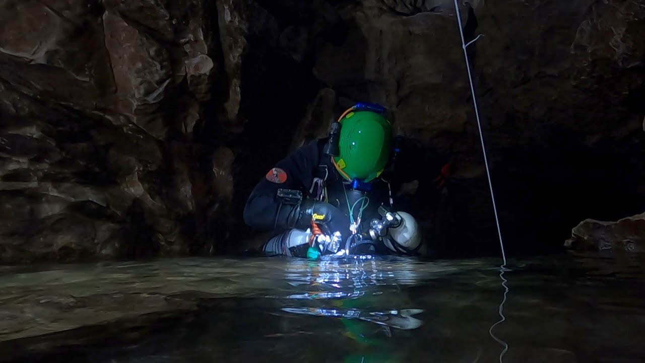 Esplorazione nel sifone della grotta del Drai