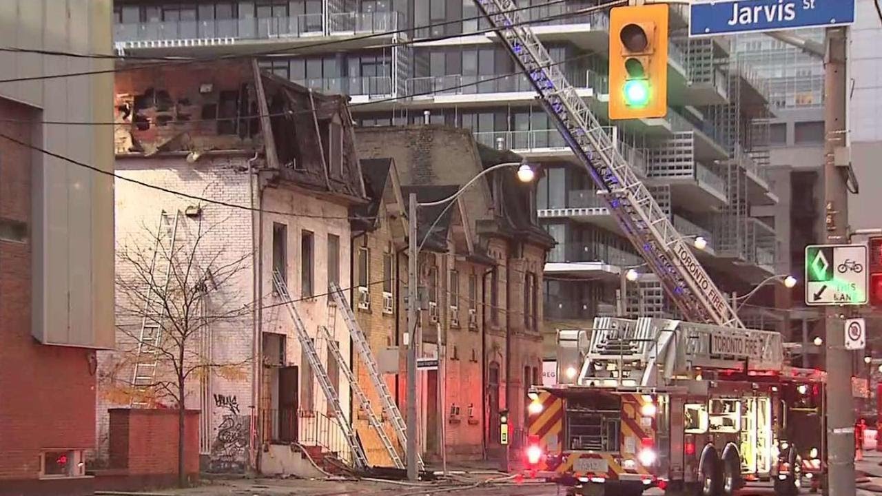 2 firefighters injured in abandoned building blaze - YouTube