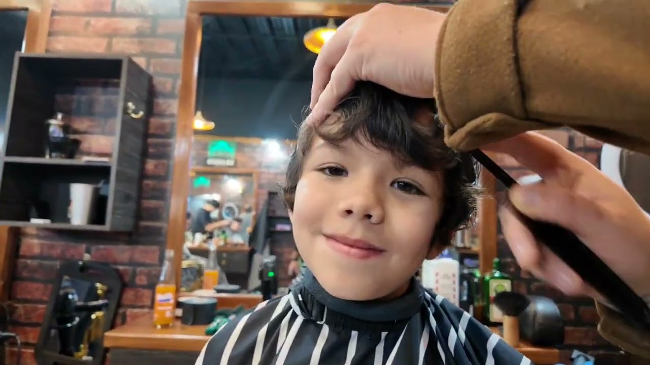Por ahorrarme el peluquero, me cortaron mal el pelo...