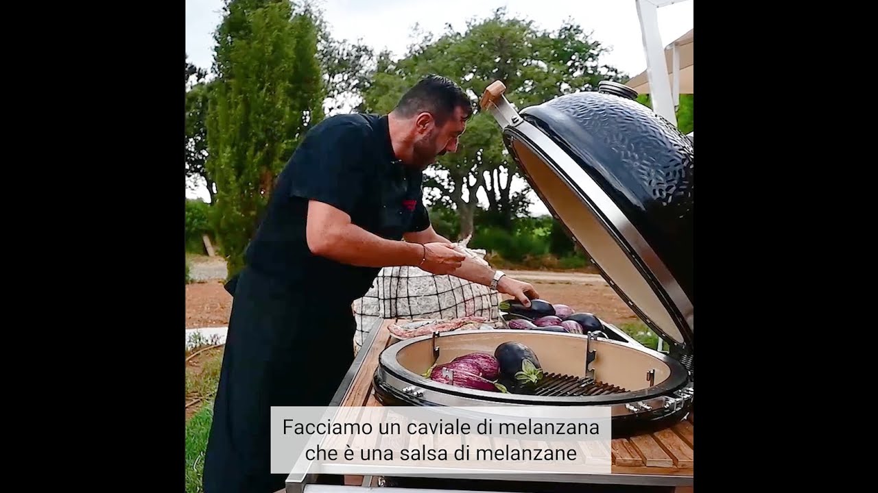 Spalla di maiale alla griglia kamado, caviale di melanzane e salsa di peperoni. Chef Omar Barsacchi