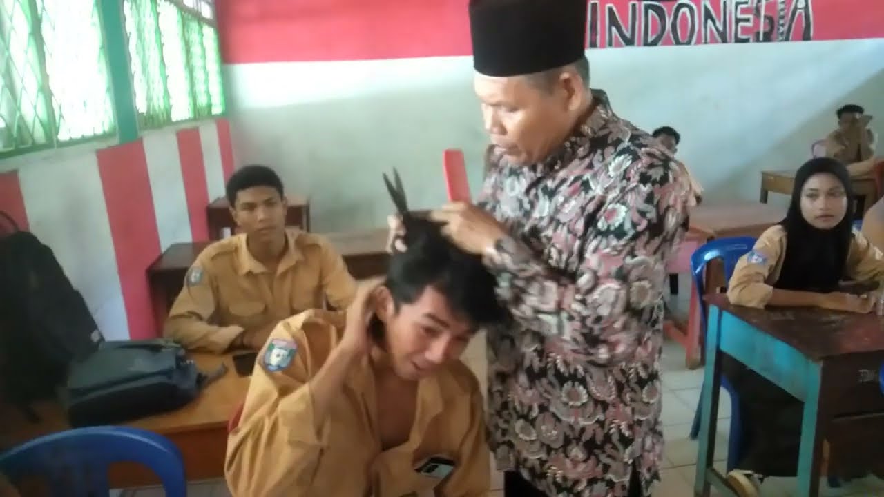 razia rambut dikelas-kelas (bikin siswa terkejut)