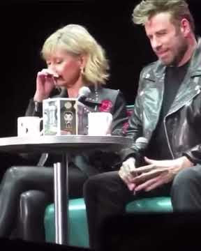 Olivia Newton-John e John Travolta revivem Grease 40 anos depois