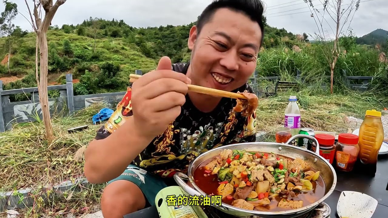 4万2买辆三轮车周游全国，贵州大山里做麻辣水煮牛肉喝小酒真美 