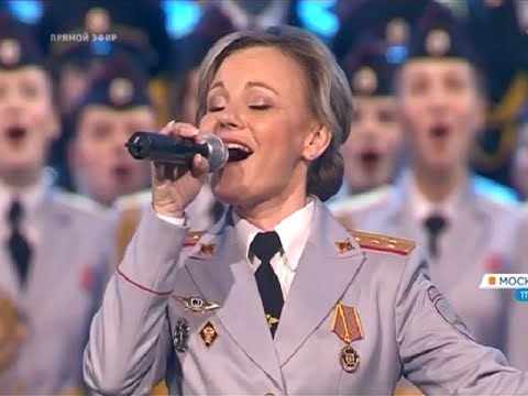 женщины в военной форме. самая известная певица которая молодая начала петь в нью йорке. спела в форме. ансамбль полицейский. конкурсантки ну ка все вместе.