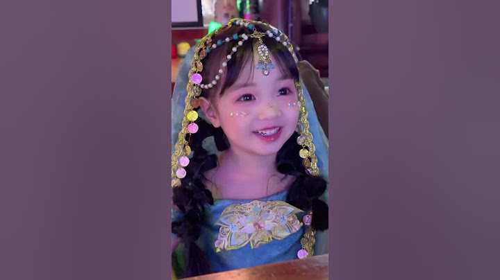 到底是怎样可爱的人类幼崽，引得路人纷纷围观～ #20后高质量萌娃 #骗你生女儿 #人类幼崽的礼貌瞬间 #高质量人类幼崽 #生女儿就是用来打扮的