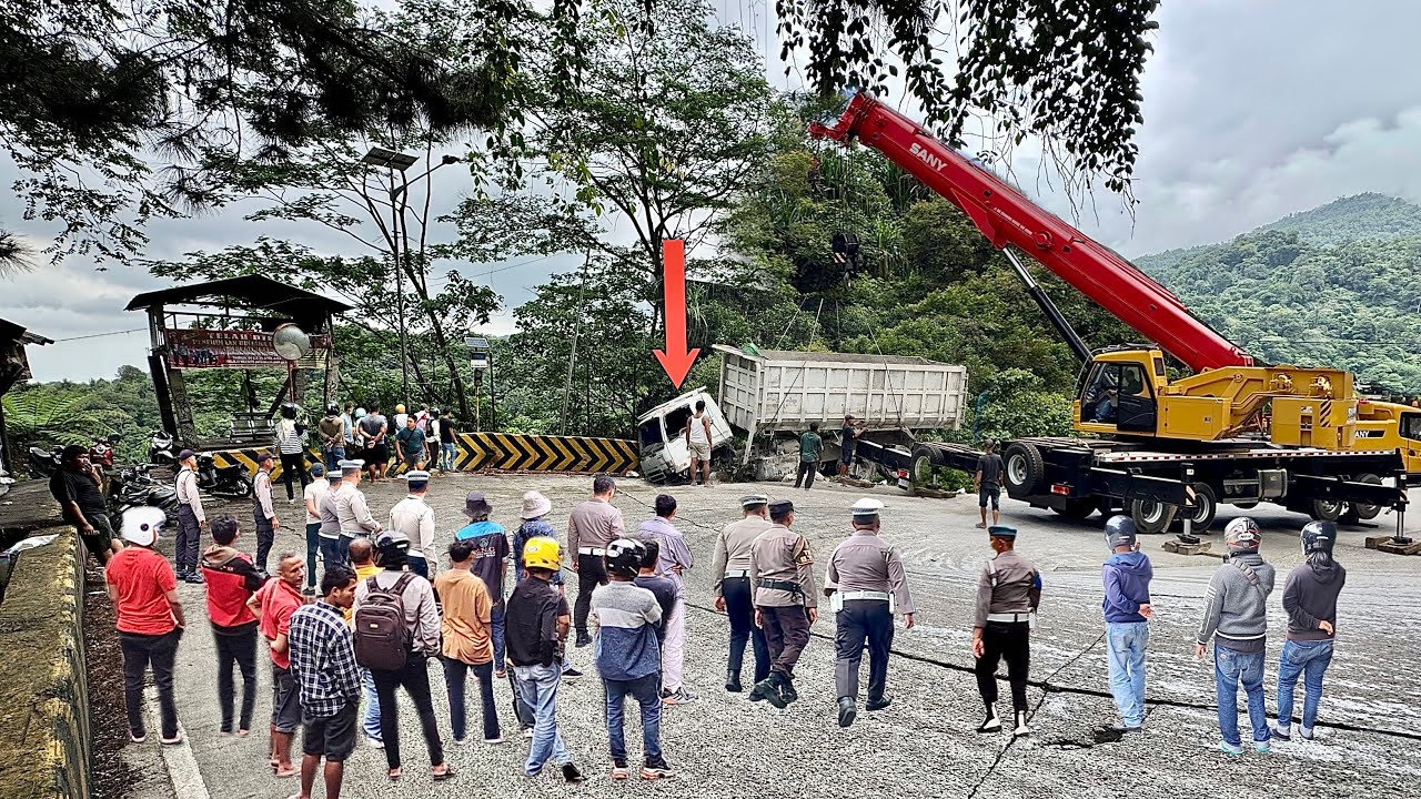 Jalan Ditutup Total‼️Polisi Berjaga, Ratusan Orang Turun ke Jalan Melihat Evakuasi Truk Masuk Jur4n6