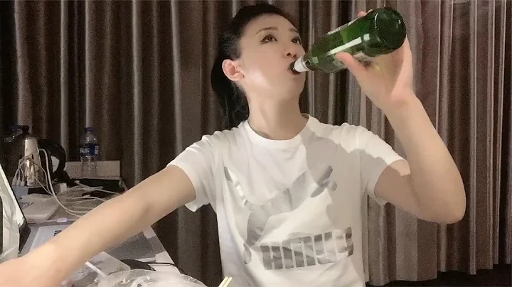 美女半夜找个酒友行不行，半斤牛肉两瓶酒，一个人在酒店喝上了 - 天天要闻