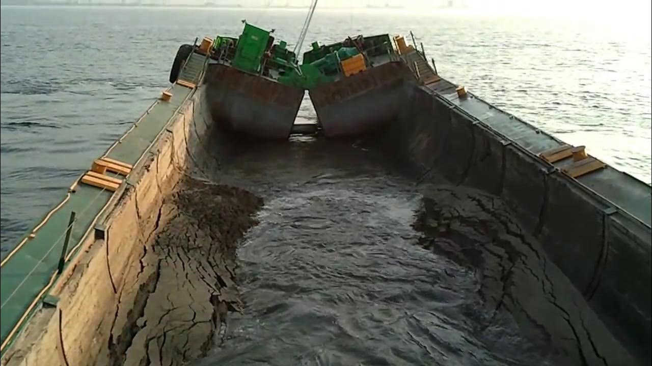 уши этажи брюки баржи лишнее. сплит баржа. баржа "бсп-215". 56 км и повернув обратно прошла еще. девушка на барже.