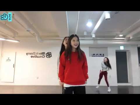 yves plays new and olivia hye runs to turn it off