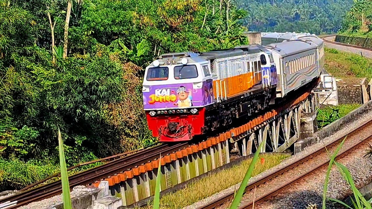 KERETA API PANJANG‼️ KERETA API NGEBUT DI PERLINTASAN MENIKUNG 1/1