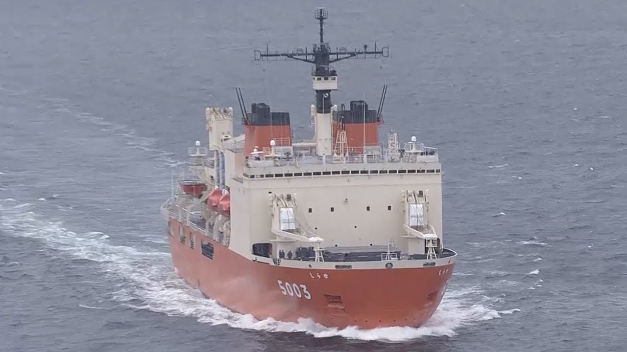 しらせ南極へ向け出発、観測隊は海上で乗船 - YouTube