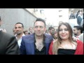 قبلة مصطفي قمر لمعجبية تسعد زوجتة
