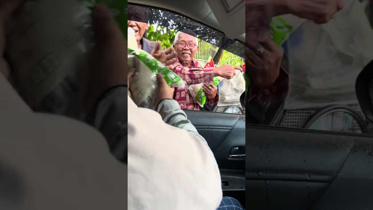 Semoga mereka sehat selalu di berikan kesehatan aamiin 🥹😇 bagi-bagi beras di jalanan Jumat barokah 