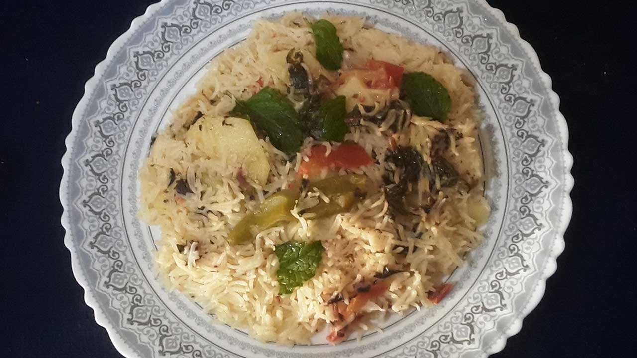 Vegetable sizzler with potato tikki mint rice corn and spinach sauce