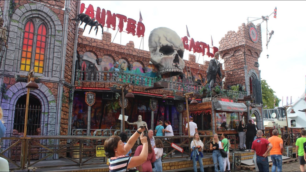 Fahrt mit der Geisterbahn "Haunted Castle" auf dem Bietigheimer Pferdemarkt 2023