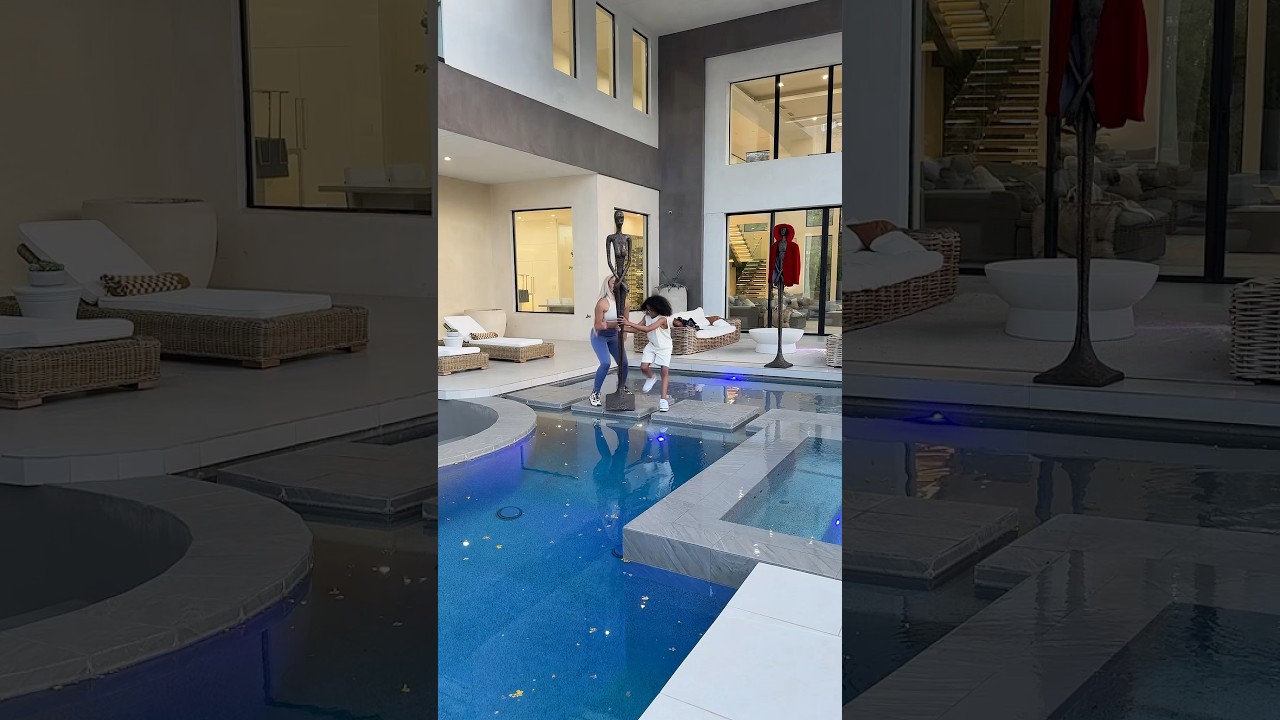 Left alone with the alien statue for fifteen minutes and this happened… 