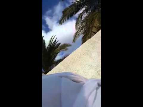شايب يروح المسجد لحاله بي عكاز 