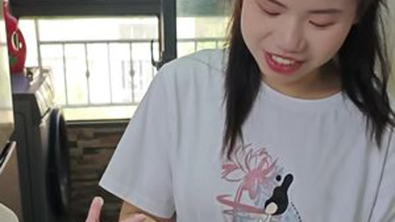 当南方媳妇给东北老王烙饼吃。今天的烙的饼是真不错，就是有点硬…哪里出了问题呢？#南北差异 #南方媳妇 #烙饼 #吃货 #美食分享