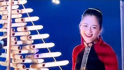 Ai nhanh tay vót bằng tay em… Cô gái vót chông từ cây đàn ống tre nứa. Mãi yêu T’rưng.