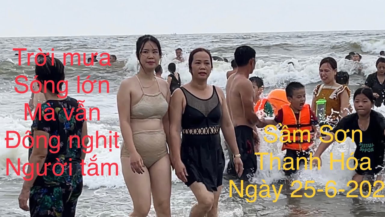 Biển Sầm Sơn Thanh Hóa chiều 25-6-2023 trời mưa,sóng biển lớn,nhưng vẫn đông nghịt người tắm.