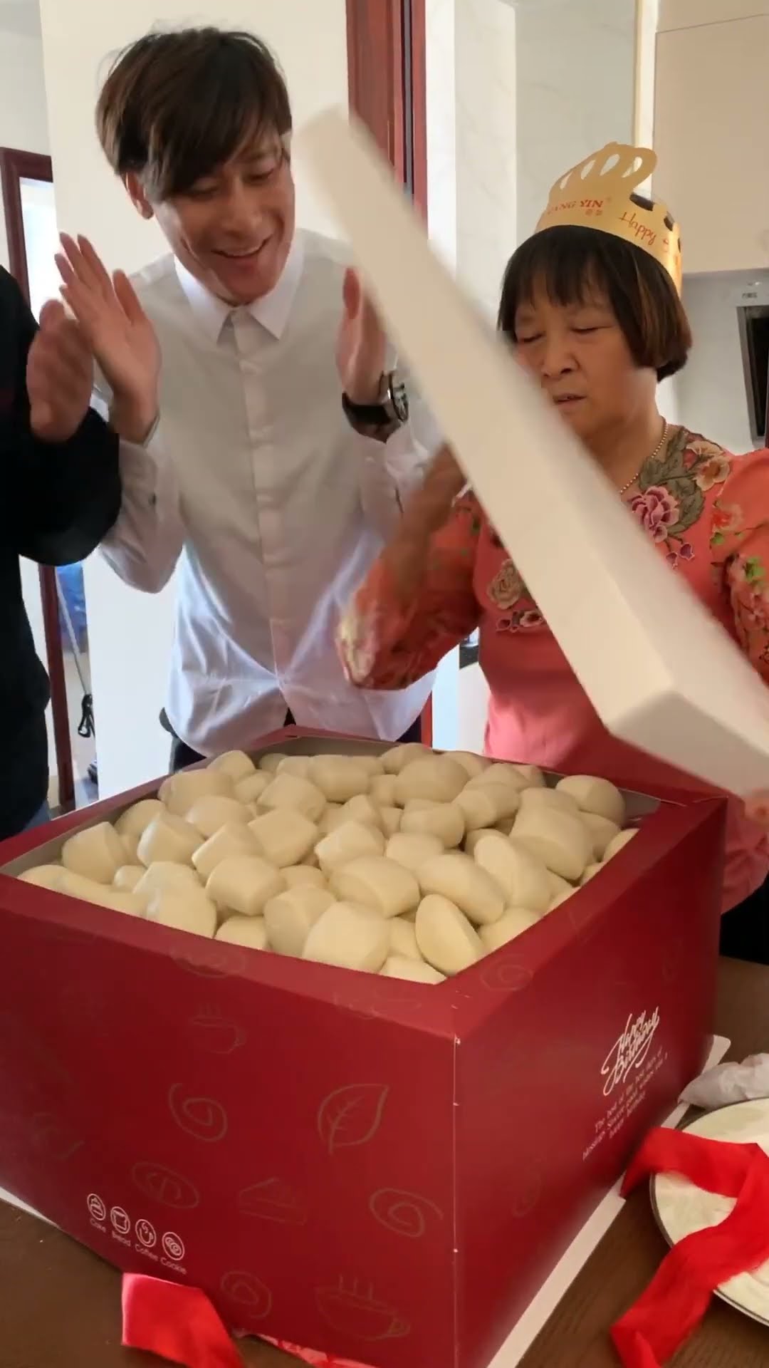 Giving Rong's Mother Steamed Buns On Her Birthday? #Shorts#Guige