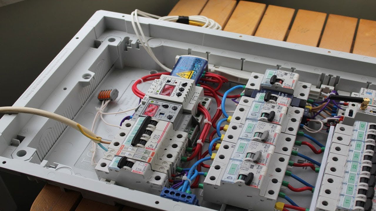 Сборка эл щита. Щит механизации квартирный IEK. Щиток электрический. Сборка щита электрического. Монтаж щитка.