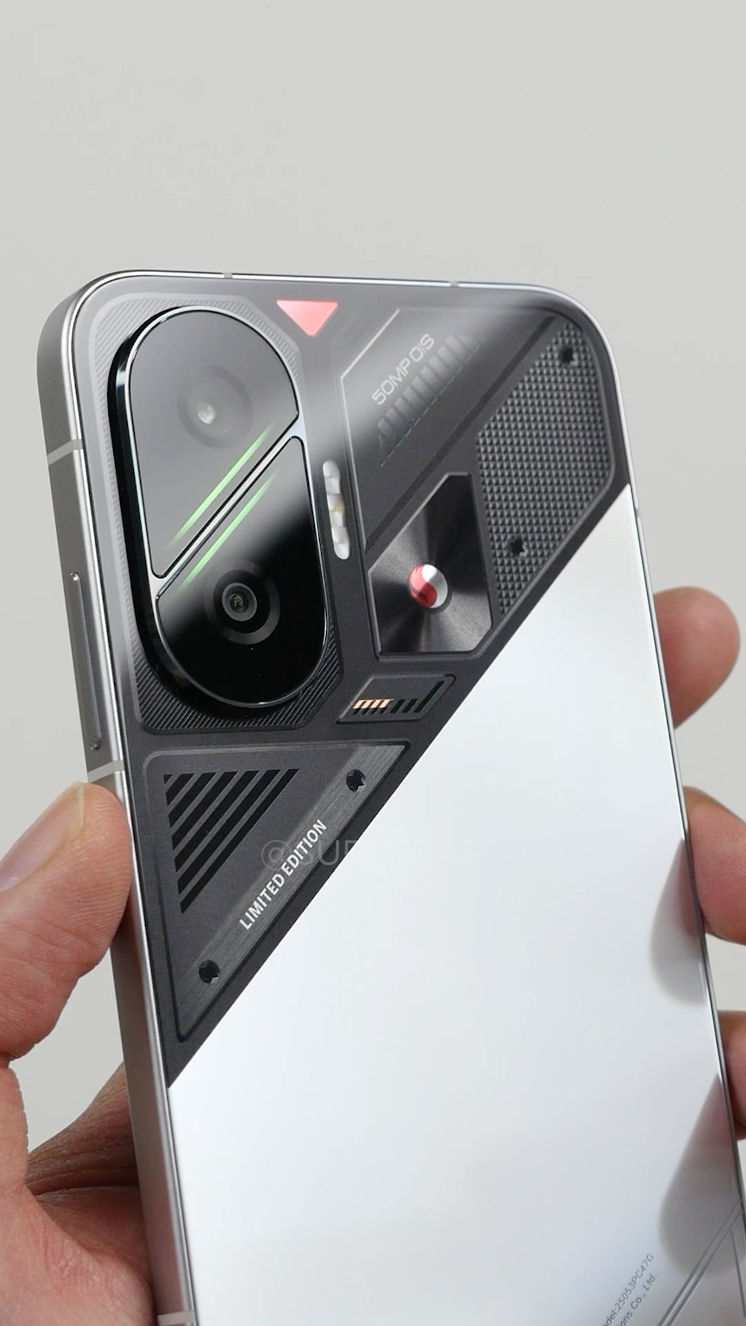 POCO F7 Pro Silver　美品です！ POCO F7 Pro」クイックフォトレビュー] - ケータイ Watch