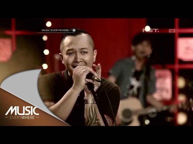 Piyu and Friends Feat The Frontmen - Sobat (Live at Music Everywhere) * class=