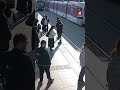 Här räddar säkerhetsvakten kvinnan från spårvagnskrock
