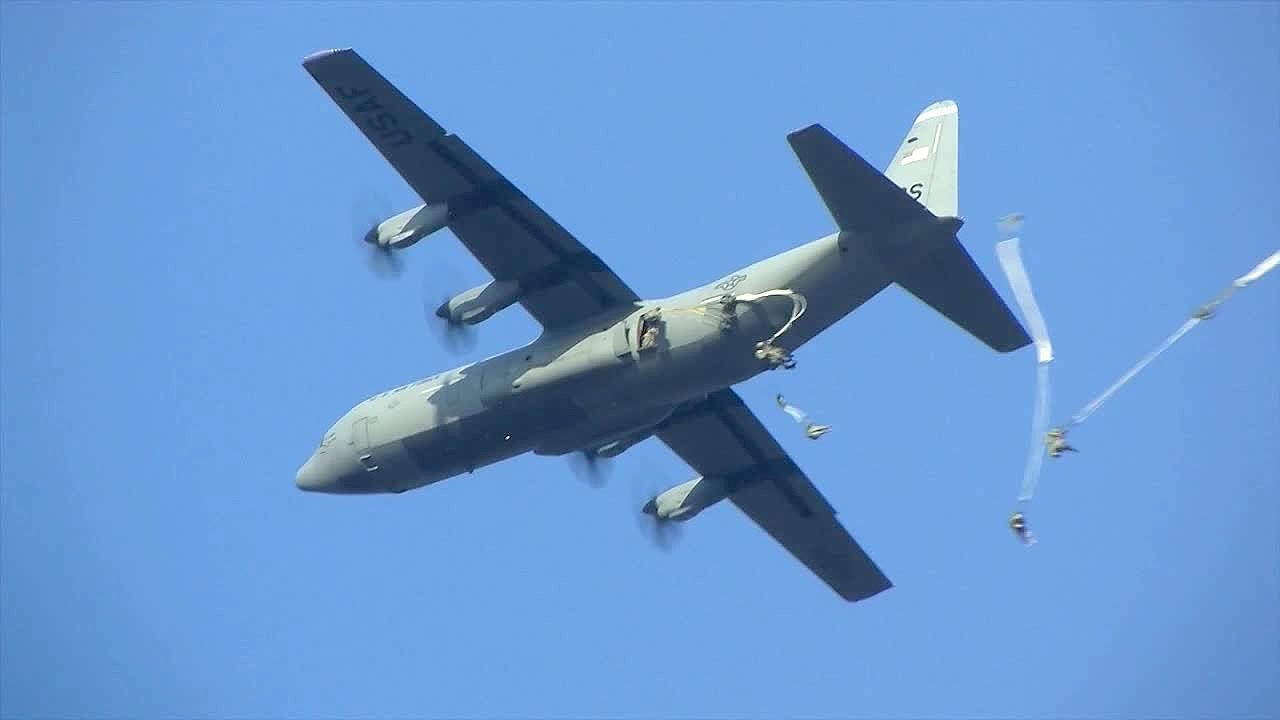 DVIDS - Images - Airborne operation at Juliet Drop Zone in Pordenone,  Italy, Jan. 13 [Image 13 of 15]