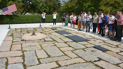 Can you visit Kennedy's grave?