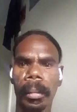 Señor en videollamada || plantilla