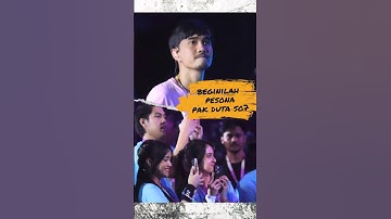 Artispun ga kedip liat Pak Duta Sheila on 7 #sheilaon7 Live from Clash Badminton