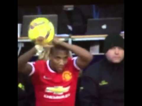 رمية تماس أشلي يونغ في مباراة الأمس